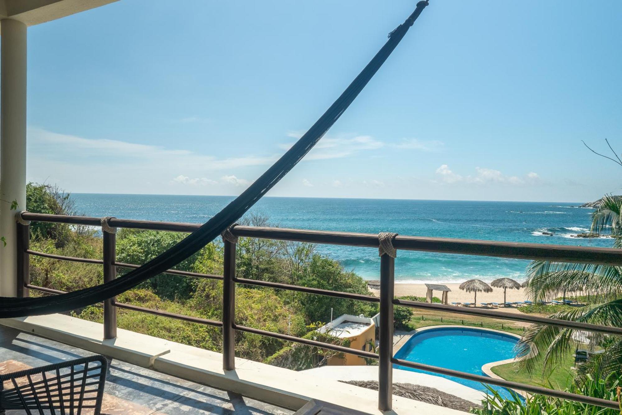 Manta Raya Hotel - Right On The Beach Cuatunalco Exterior photo