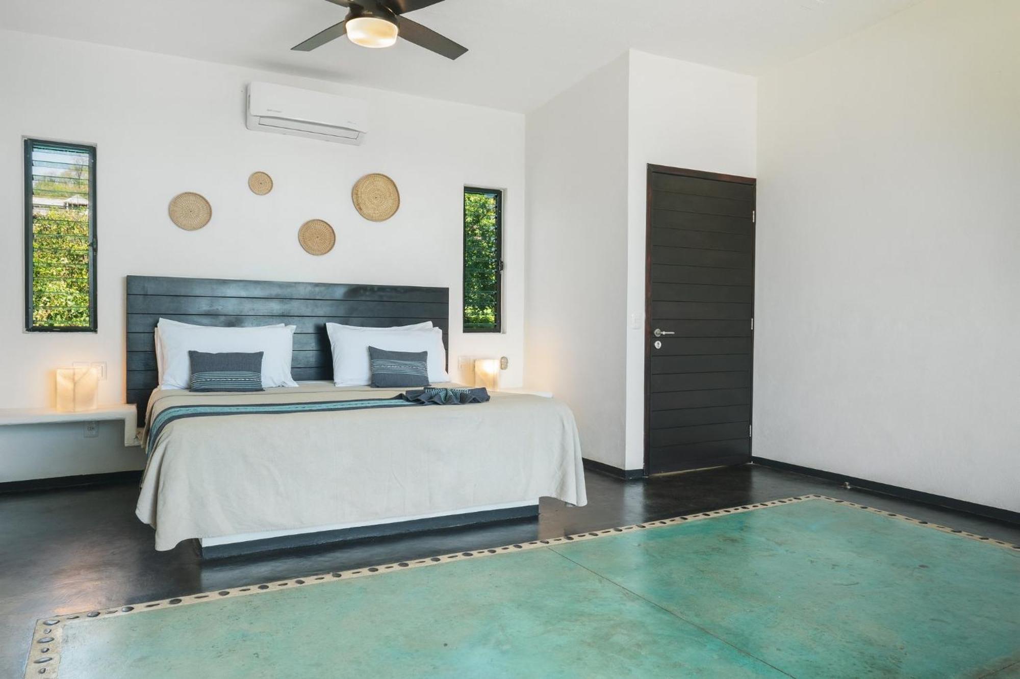 Manta Raya Hotel - Right On The Beach Cuatunalco Exterior photo