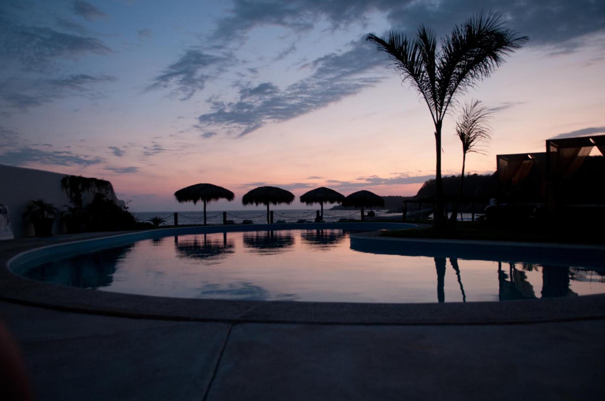 Manta Raya Hotel - Right On The Beach Cuatunalco Exterior photo
