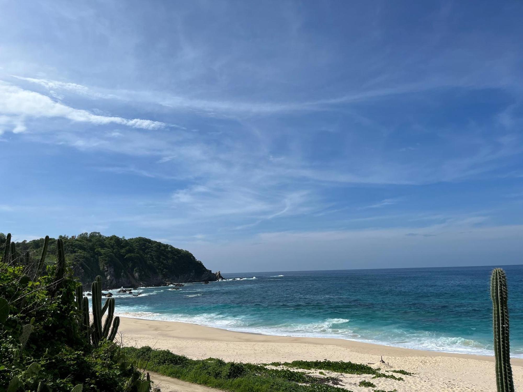 Manta Raya Hotel - Right On The Beach Cuatunalco Exterior photo