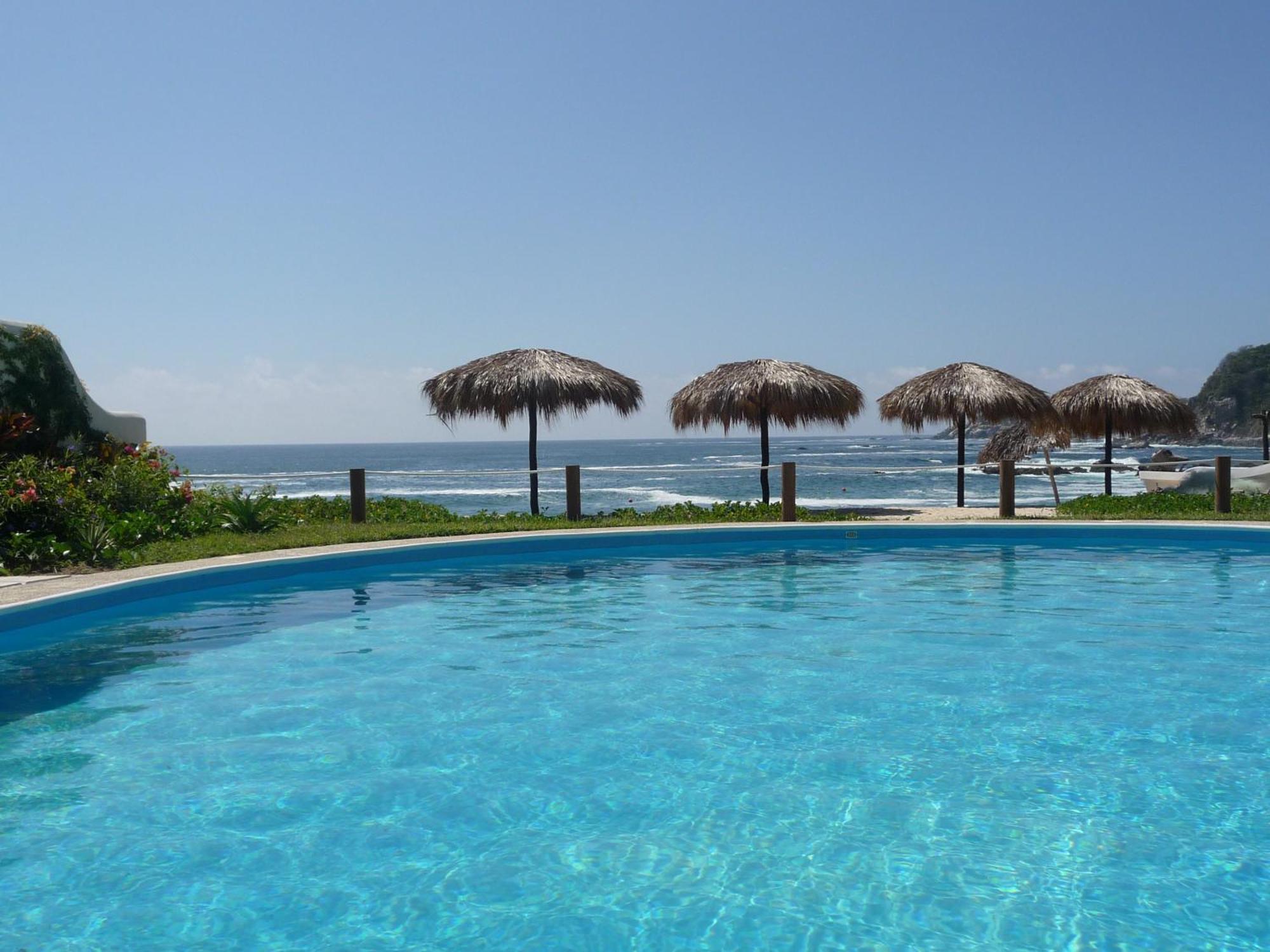 Manta Raya Hotel - Right On The Beach Cuatunalco Exterior photo