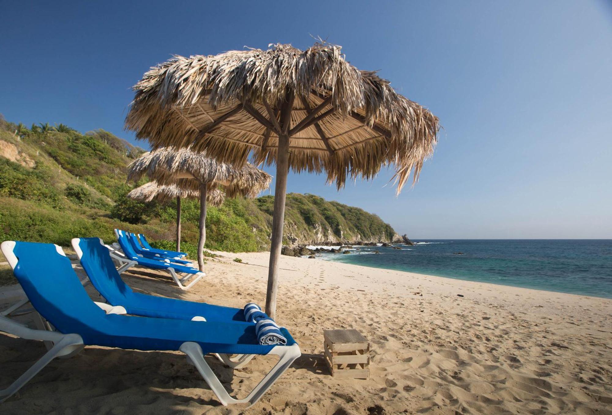 Manta Raya Hotel - Right On The Beach Cuatunalco Exterior photo
