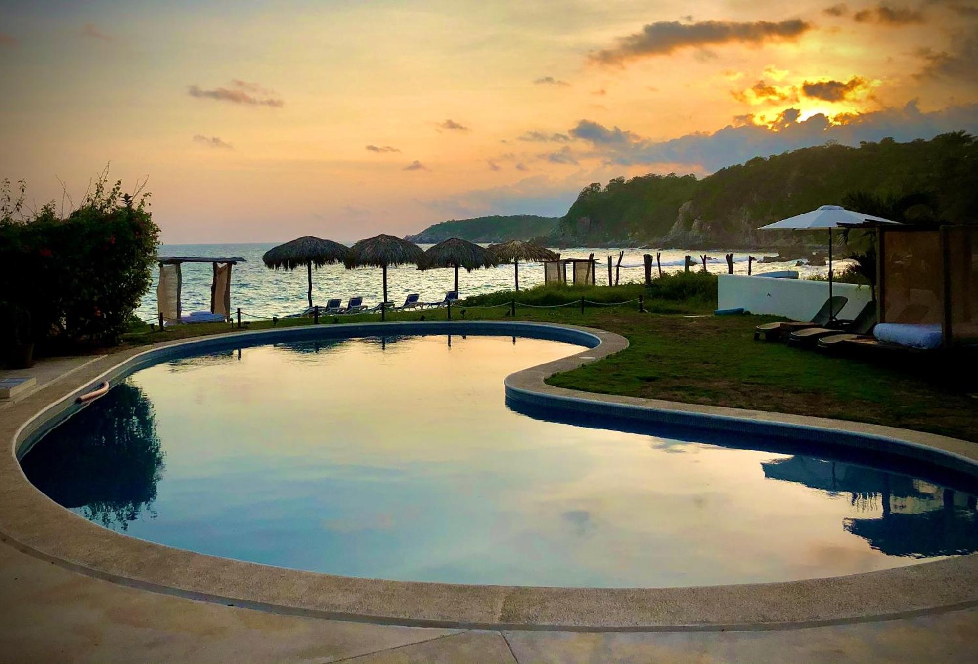 Manta Raya Hotel - Right On The Beach Cuatunalco Exterior photo