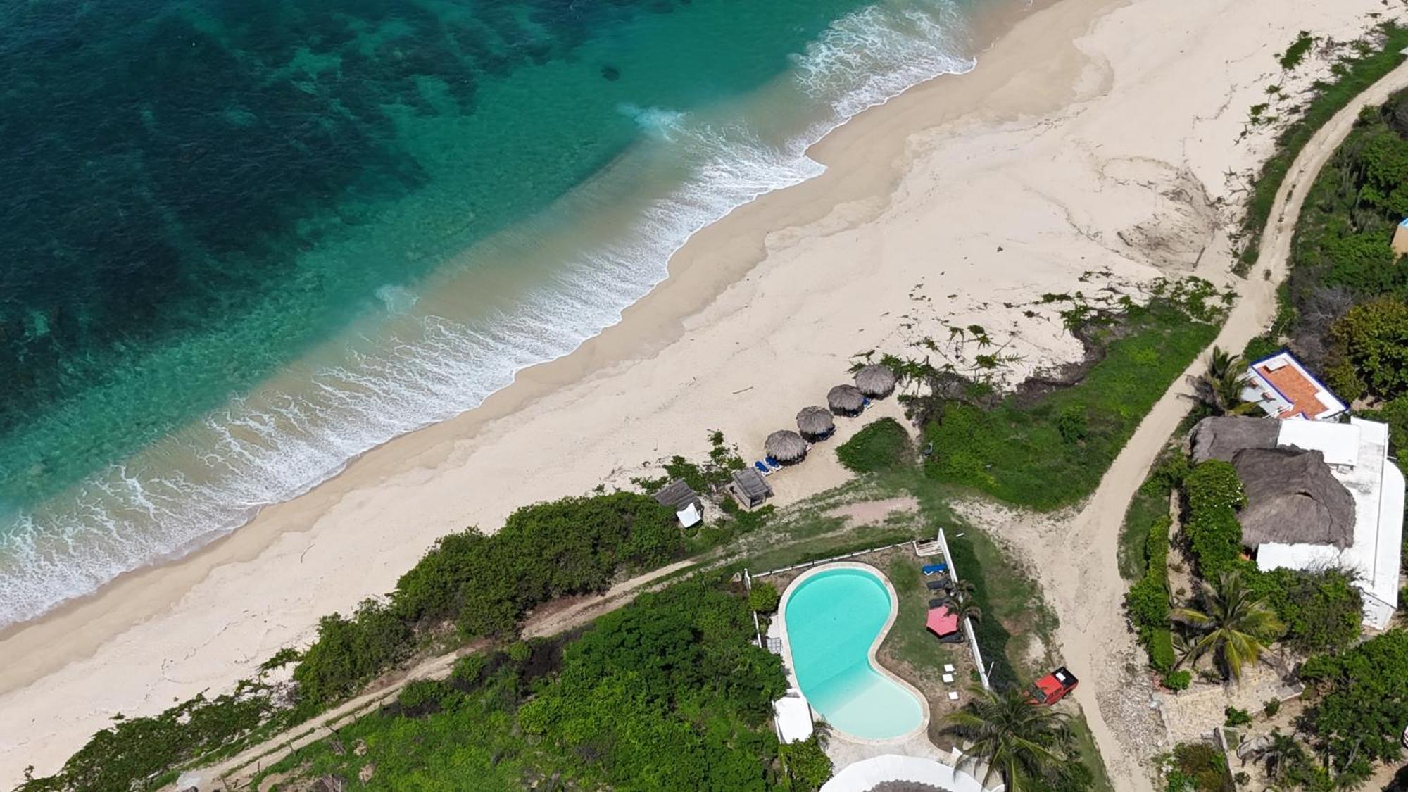 Manta Raya Hotel - Right On The Beach Cuatunalco Exterior photo