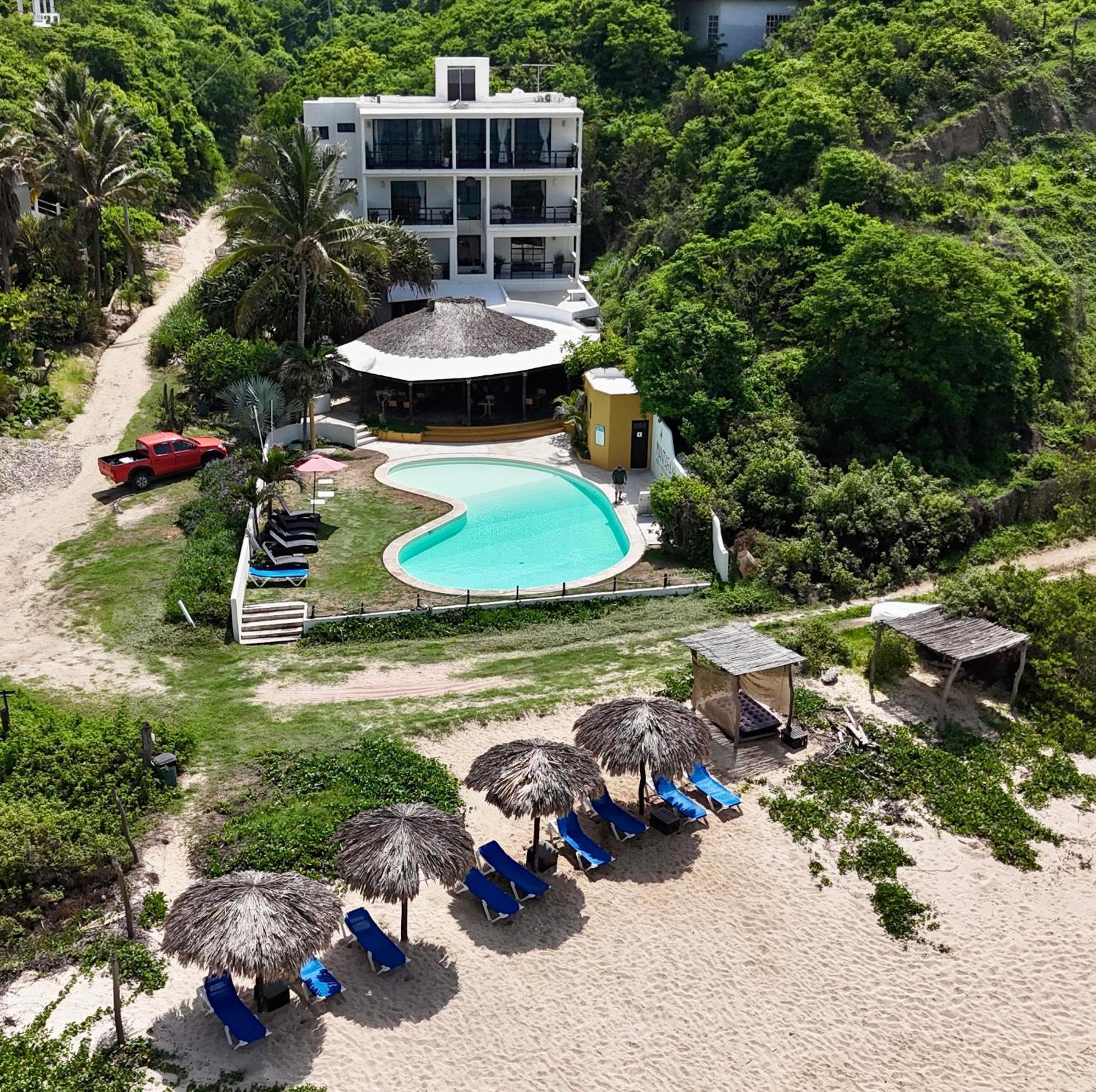 Manta Raya Hotel - Right On The Beach Cuatunalco Exterior photo