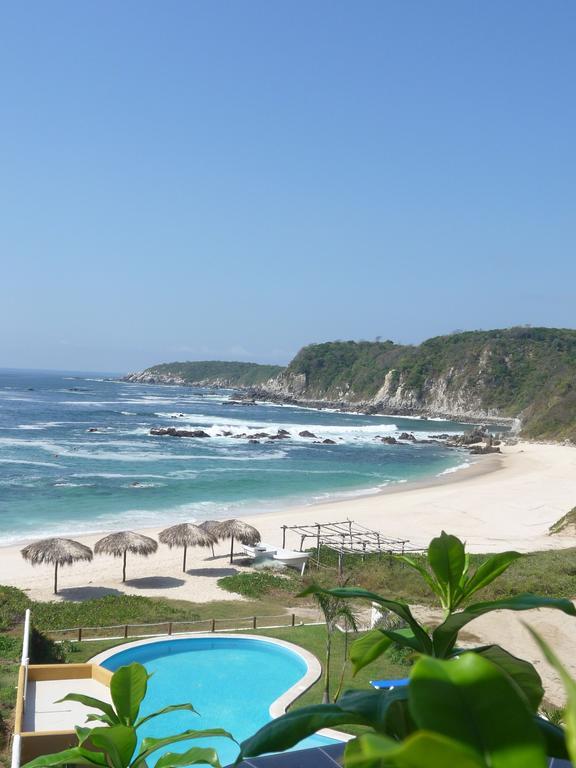 Manta Raya Hotel - Right On The Beach Cuatunalco Exterior photo