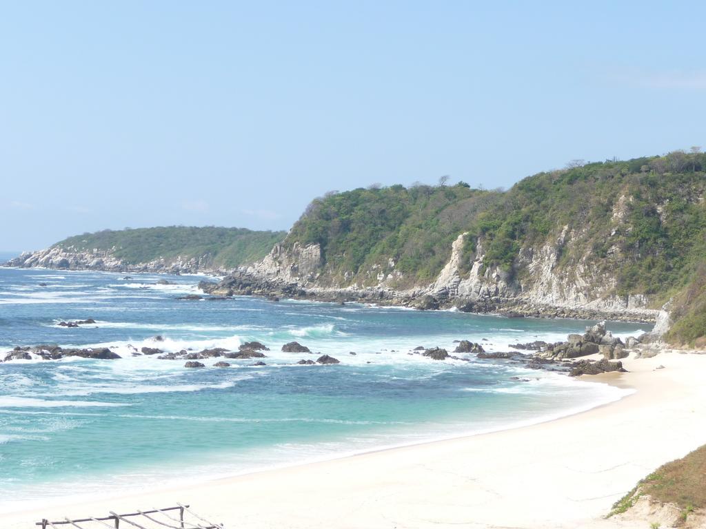 Manta Raya Hotel - Right On The Beach Cuatunalco Exterior photo