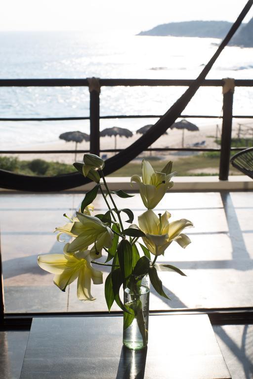 Manta Raya Hotel - Right On The Beach Cuatunalco Exterior photo