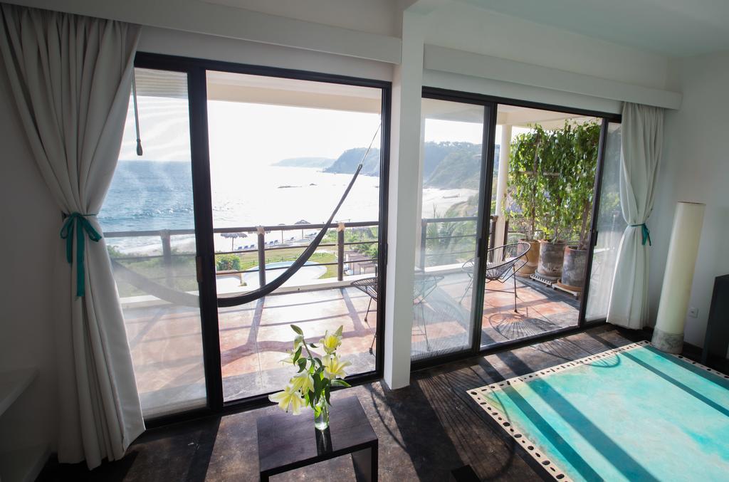 Manta Raya Hotel - Right On The Beach Cuatunalco Exterior photo
