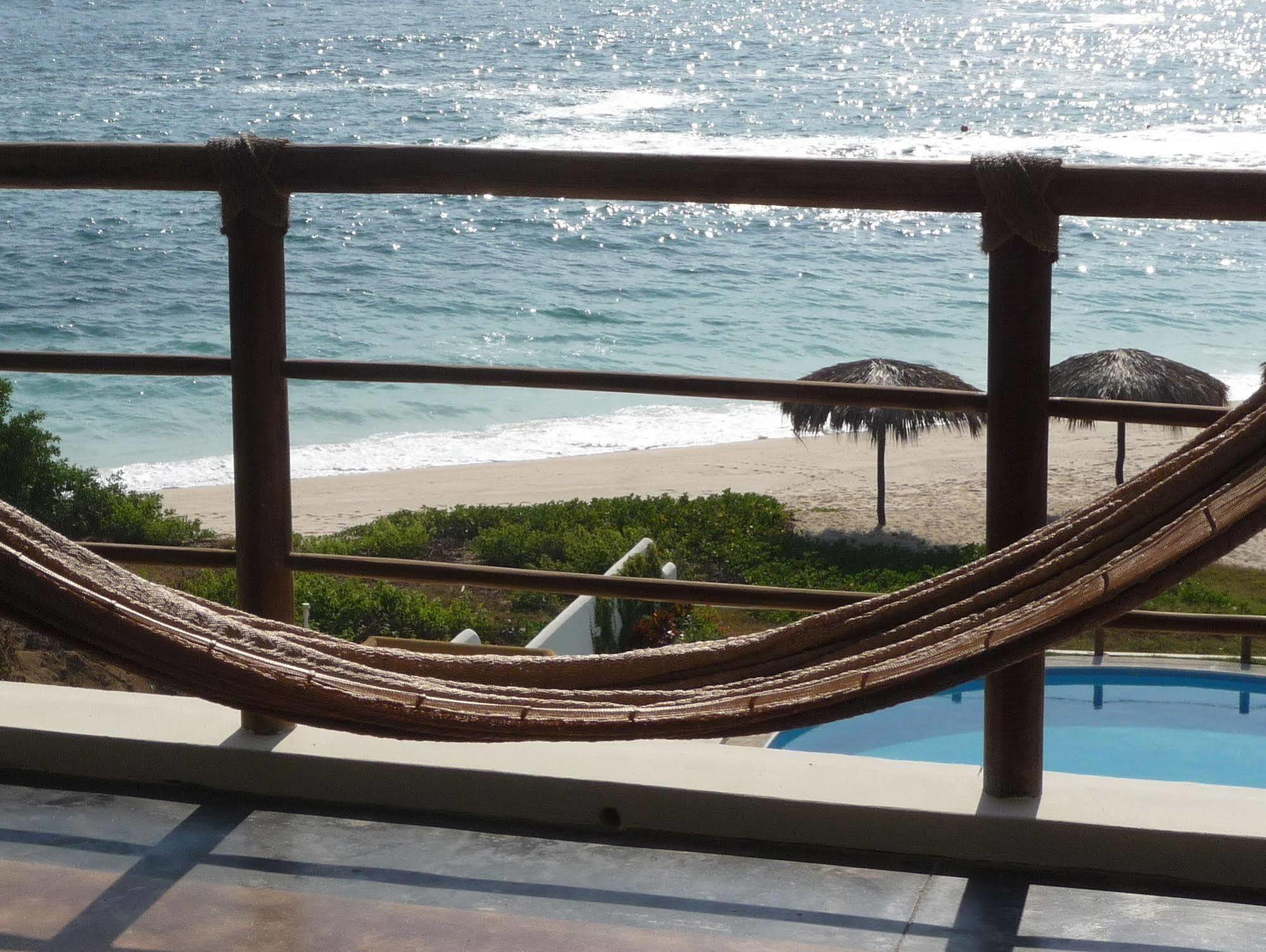 Manta Raya Hotel - Right On The Beach Cuatunalco Exterior photo