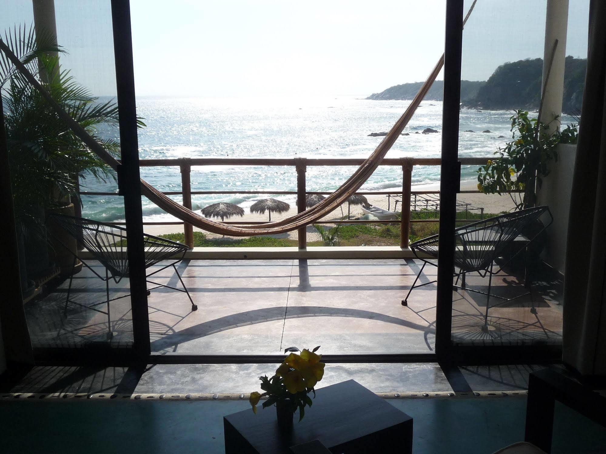Manta Raya Hotel - Right On The Beach Cuatunalco Exterior photo
