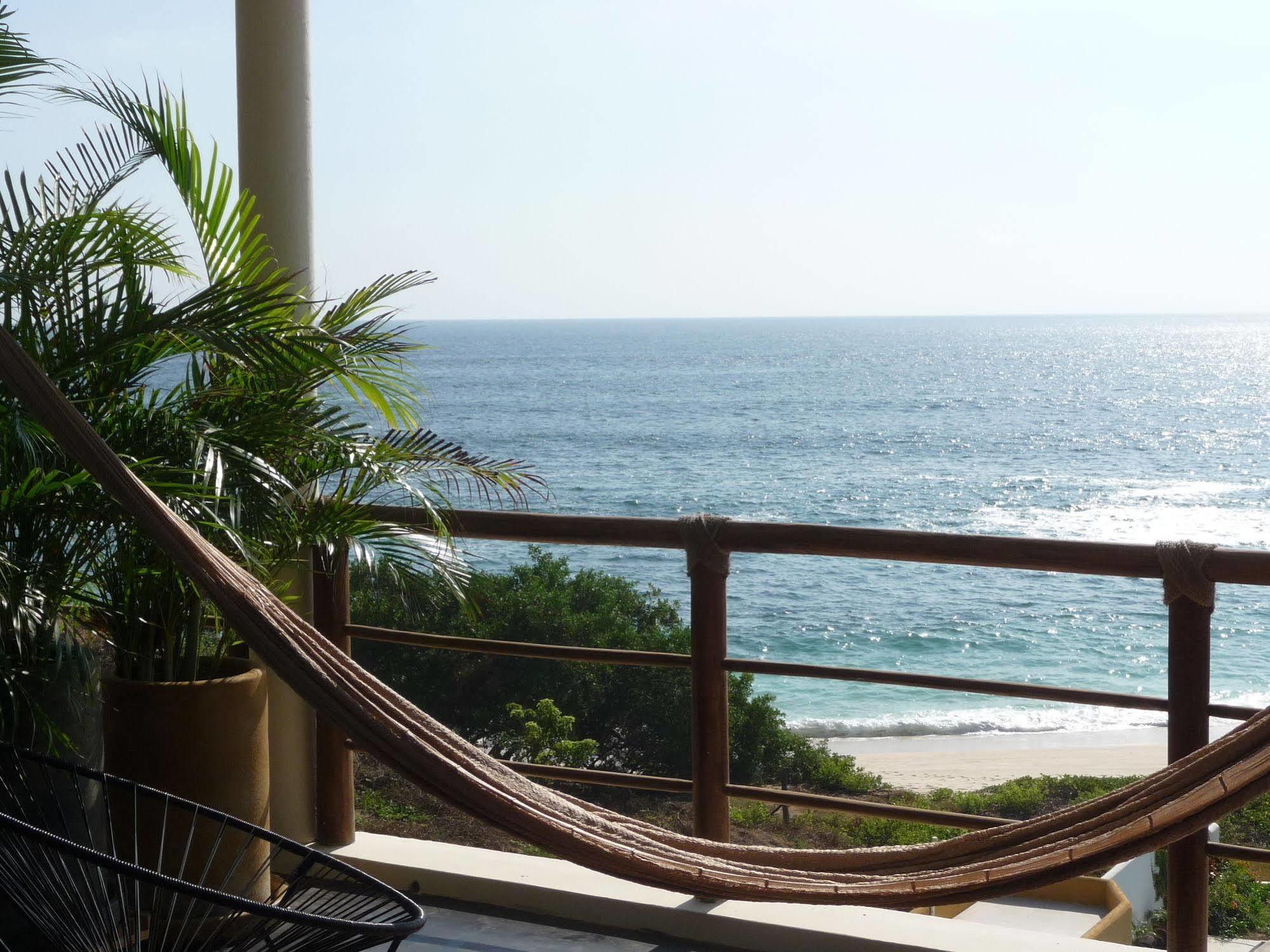 Manta Raya Hotel - Right On The Beach Cuatunalco Exterior photo